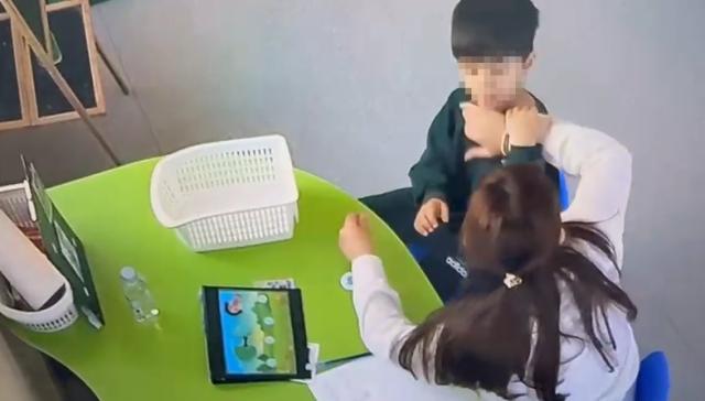 Otizmli çocuğa şiddet. Darp izlerini ailesi fark etti, öğretmenin tutukluluğu devam edecek