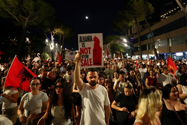 Arnavutluk'ta öfke dinmiyor: 27'nci gösteri geride kaldı