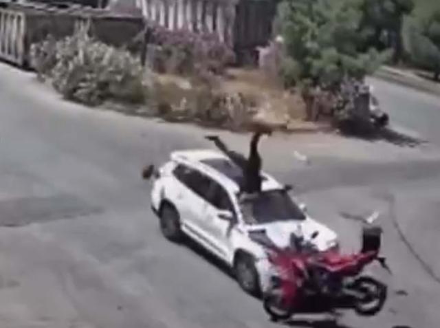 15 yaşındaki sürücü motosiklete çarptı. Metrelerce havaya uçtu