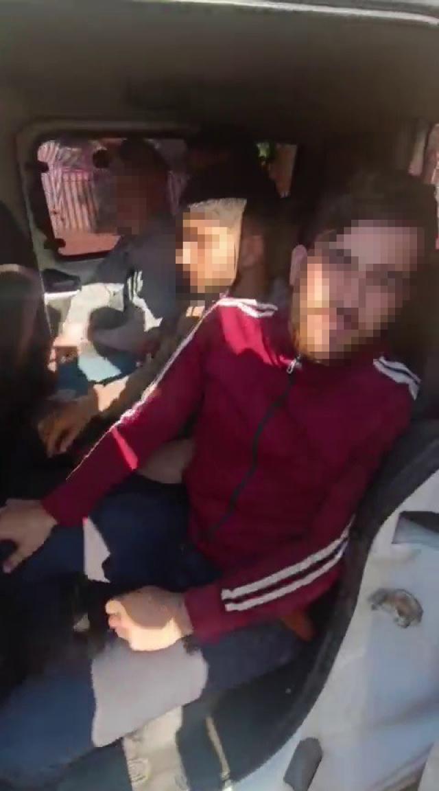 Ticari taksiyle göçmen kaçırırken polise yakalandılar