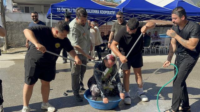 Damada düğün öncesi zorlu sınav: Şalvar giydi, leğende yıkandı