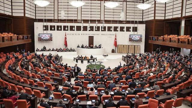 Uzman erbaş kanunu yasalaştı. Sözleşmeli erlere kamu istihdamı
