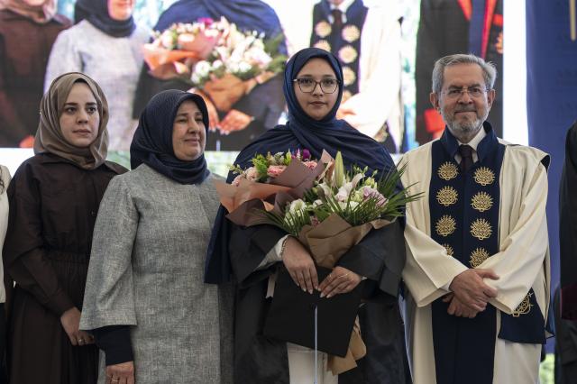 Enkazdan 248. saatte kurtarılmıştı. Mucize kız Aleyna mezun oldu