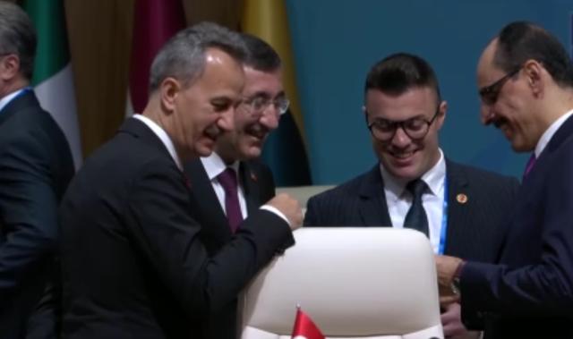 Yakından incelediler. Cumhurbaşkanı Erdoğan'ın kalemi ilgi odağı oldu
