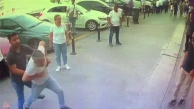 Otogara babasını almaya gelen taksici ile duraktaki şoförler arasında bıçaklı kavga
