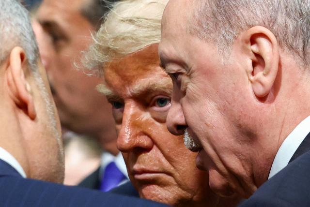 NATO Zirvesi'nden dikkat çeken anlar. Zirveye Erdoğan ve Trump görüntüleri damga vurdu