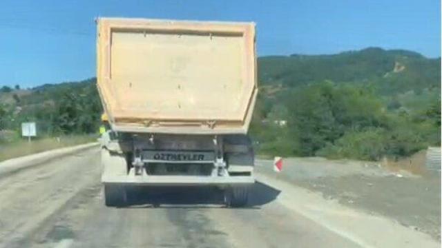 Hafriyat kamyonundan fırlayan taş, otomobilin camını kırdı