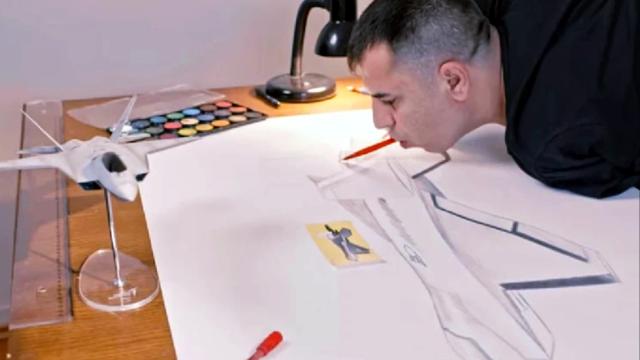 Çocuk yaşta iki kolunu da kaybetmişti. Ağzındaki kalemle çizdi, KAAN'a imza attı