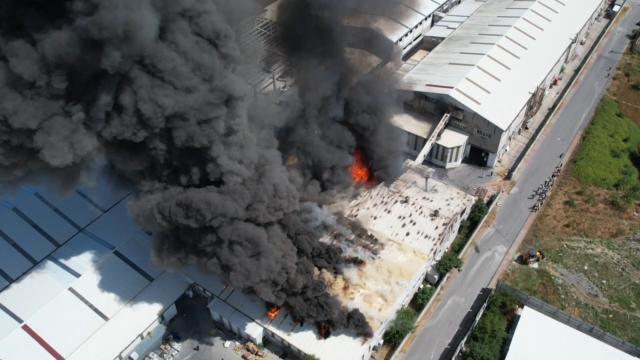 Arnavutköy'de sünger fabrikası yanıyor