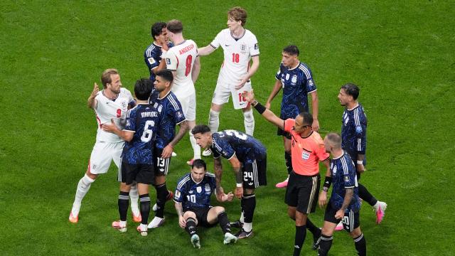İngiltere-Arjantin maçının ilk yarısında olay. Fauller, kavgalar ve yüksek tansiyon