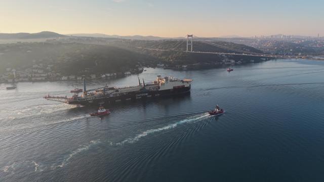 Dev gemi İstanbul Boğazı'ndan geçti