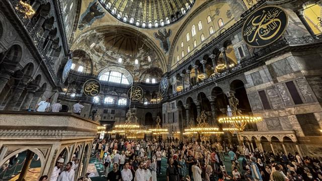 Ayasofya'da iki turist gözaltına alındı