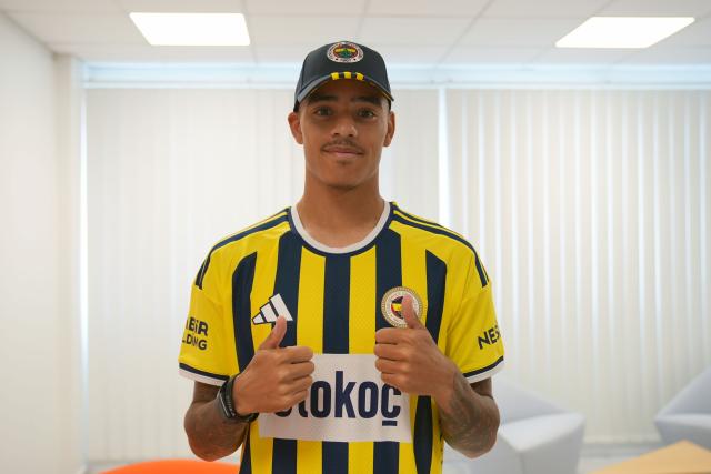 Fenerbahçe'nin yeni transferi Mason Greenwood, İstanbul'a geldi. Taraftarlardan coşkulu karşılama