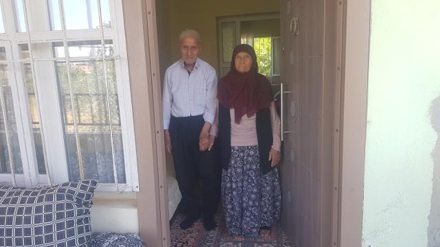 Biri 103, diğeri 100 yaşında! Her gün içtikleri ve sofradan eksik etmedikleri 3 şeyi açıkladı
