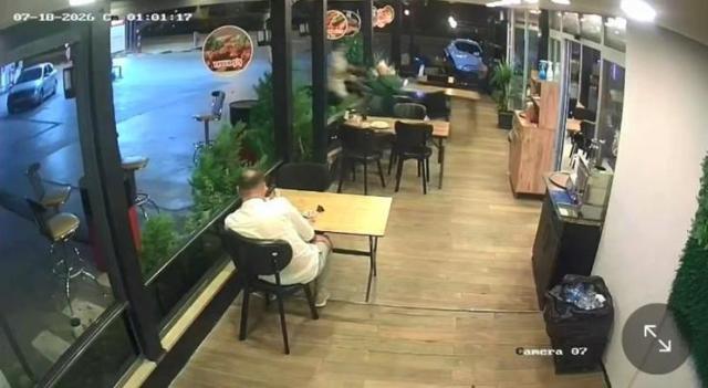 Korkunç kaza: Motosiklet, lokantadaki müşteriye çarptı