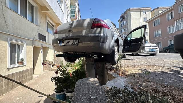 Kontrolden çıkan otomobil istinat duvarında askıda kaldı