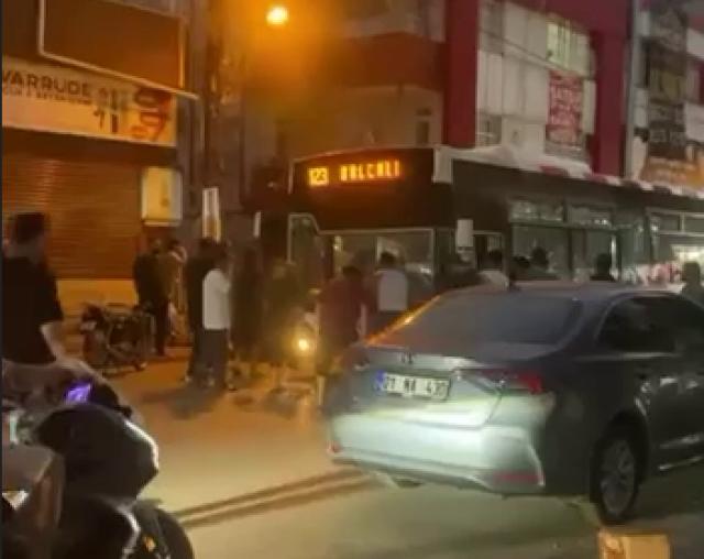 10 kişi belediye otobüsü şoförüne saldırdı. Camdan girip şoförü hastanelik ettiler