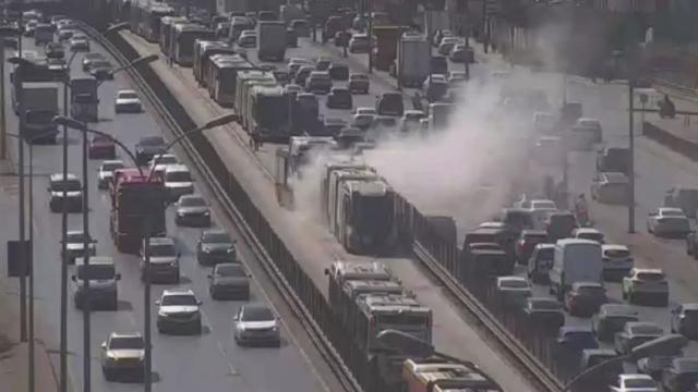 Metrobüste yangın paniği. Bir anda dumanlar yükseldi