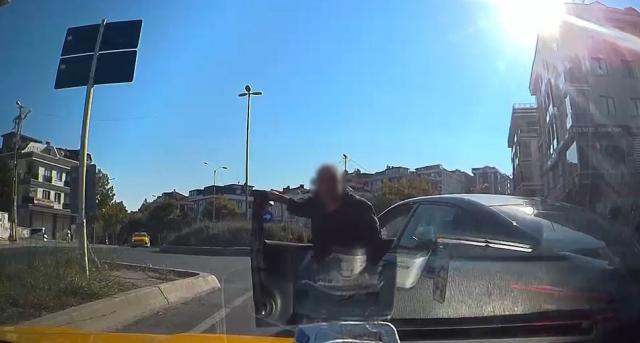 Trafik magandası taksicinin önünü kesip aracını yumrukladı