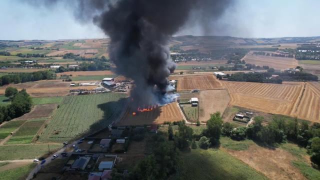 Çatalca'da fabrika yangını. Alevler otluk alana sıçradı, ekiplerin müdahalesi sürüyor