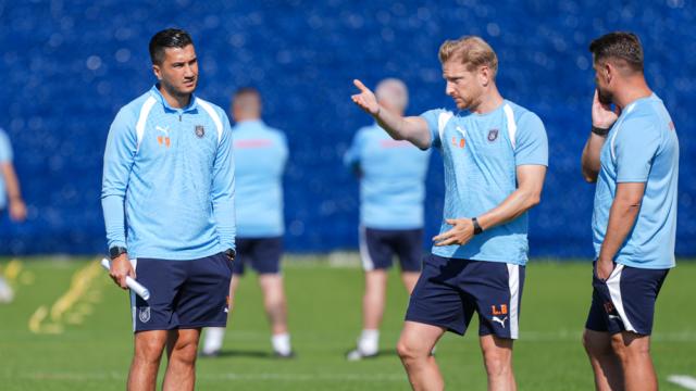 Saatler kala futbolculardan özür dilemişti, ilk maça Avrupa'da çıkıyorlar. İlk 11'ler belli oldu