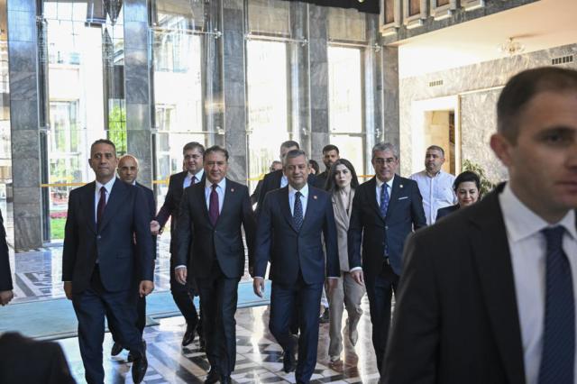 Yeni parti kuruluyor.