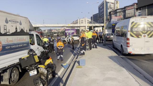 Küçükçekmece'de D-100'de feci kaza. Üç kişi öldü, yaralılar var