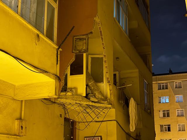 Balkon çöktü, 5 katlı bina boşaltıldı