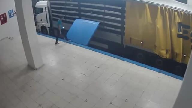 TIR'ın içinde firar edecekti. Suç örgütü üyesi yurt dışına kaçarken yakalandı