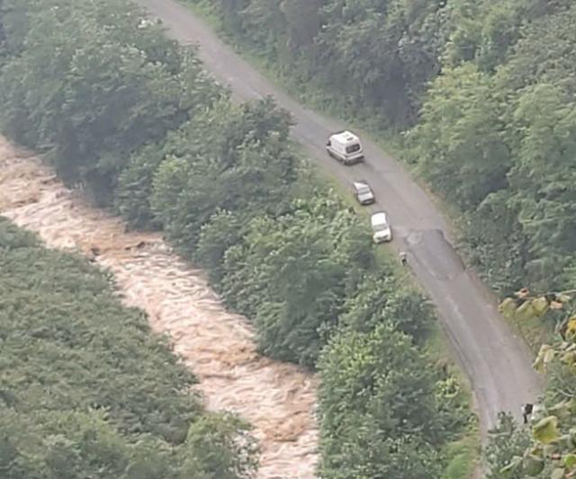 Giresun'da anne ile iki kızı sel sularına kapıldı. Kardeşlerden birinin cansız bedeni bulundu