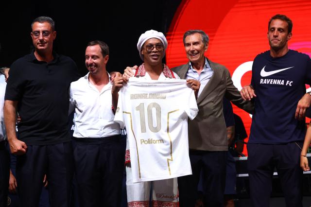 Ronaldinho futbola döndü. İtalyan ekibine imzayı attı, kulüpten hisse de aldı