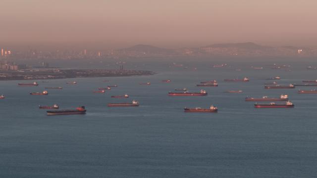 İstanbul açıklarındaki tanker yoğunluğu havadan görüntülendi