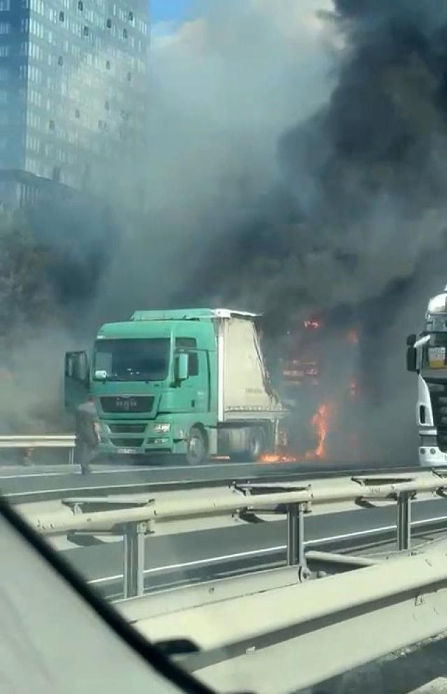 TEM Otoyolu'nda TIR yangını: Edirne yönü trafiğe kapatıldı
