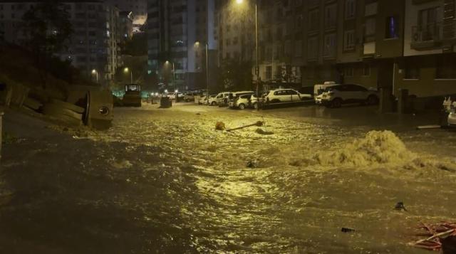 Ankara'da sağanak sonrası rögar taştı