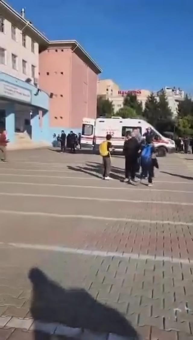 Başakşehir'de ortaokulda bıçaklı saldırı. Biri ağır, 8 öğrenci yaralı