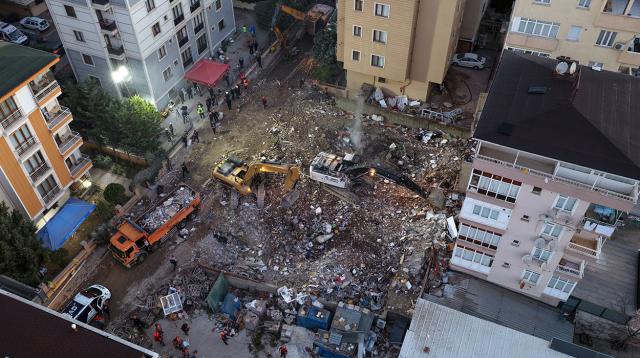 Maltepe'de çöken binanın ardından geri sadece moloz yığını kaldı
